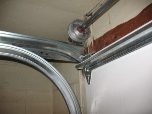An image showing the low headroom top fixture and the mounting of the top strut.