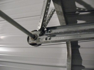 A view of the shaft, end bearing plate, and horizontal tracks, supported by angles on a double low headroom installation. 