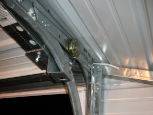 An image of the cable running up and over a pulley mounted to the horizontal angle.