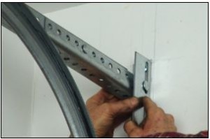 An image showing the alignment of the horizontal track.