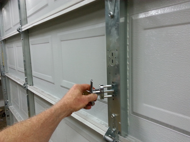 How To Lock Garage Door From Outside / Garage Door Outside Locking ... - Lock Placement Hollow Pan Door