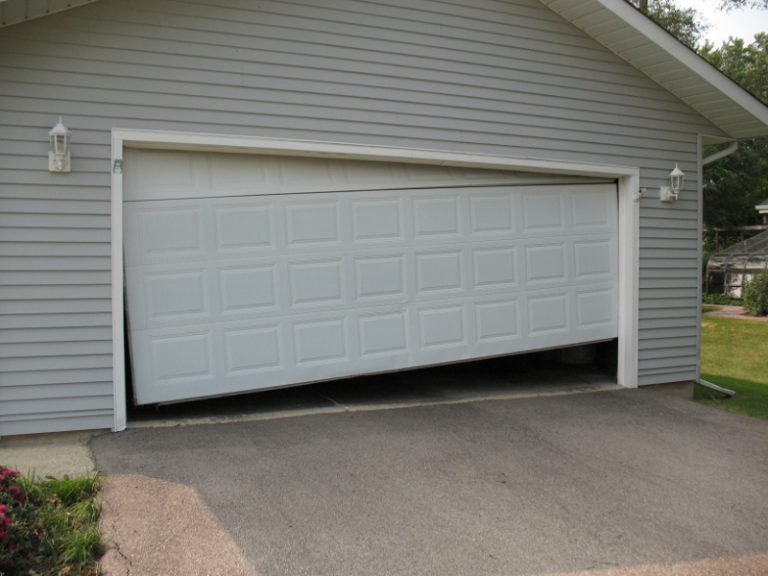 Porte de garage à câble cassé - CrookeD Garage Door 768x576